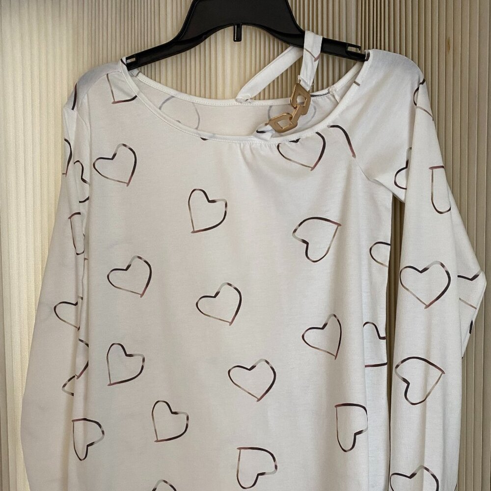 Top with Hearts & Shoulder Accessory